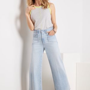 Anessa w Set in Pockets